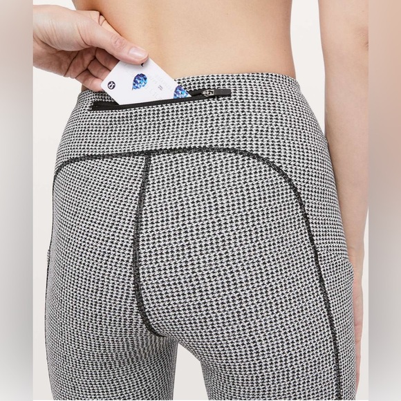 lululemon | size 6 Speed Up Tight *Full-On Luxtreme 28" Teeny Tooth White Black - Picture 2 of 9